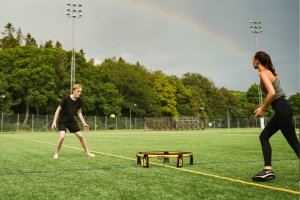 Sådan spiller I 1-mod-1 spikeball